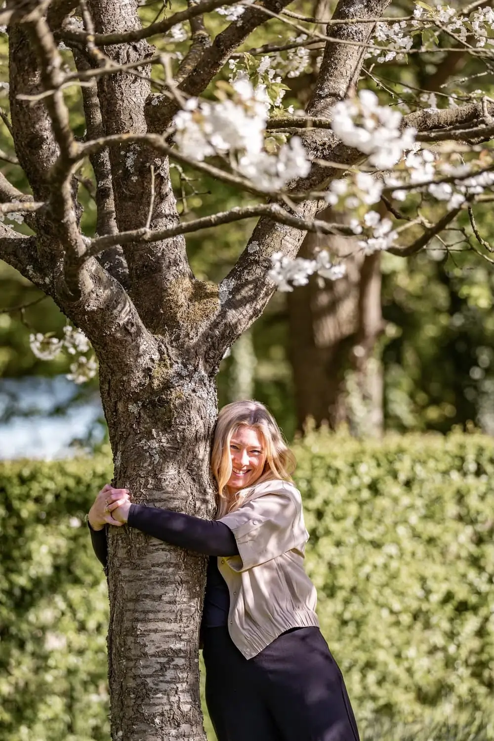 Martina Wutke lächelnd unter Baumblüten