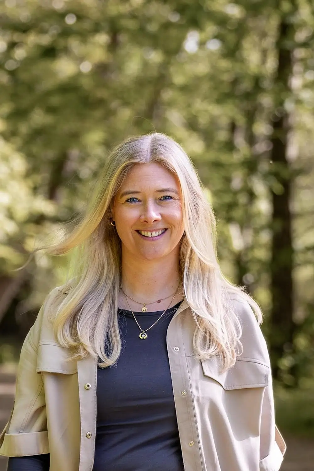 Martina Wutke, Trauerrednerin, im Wald